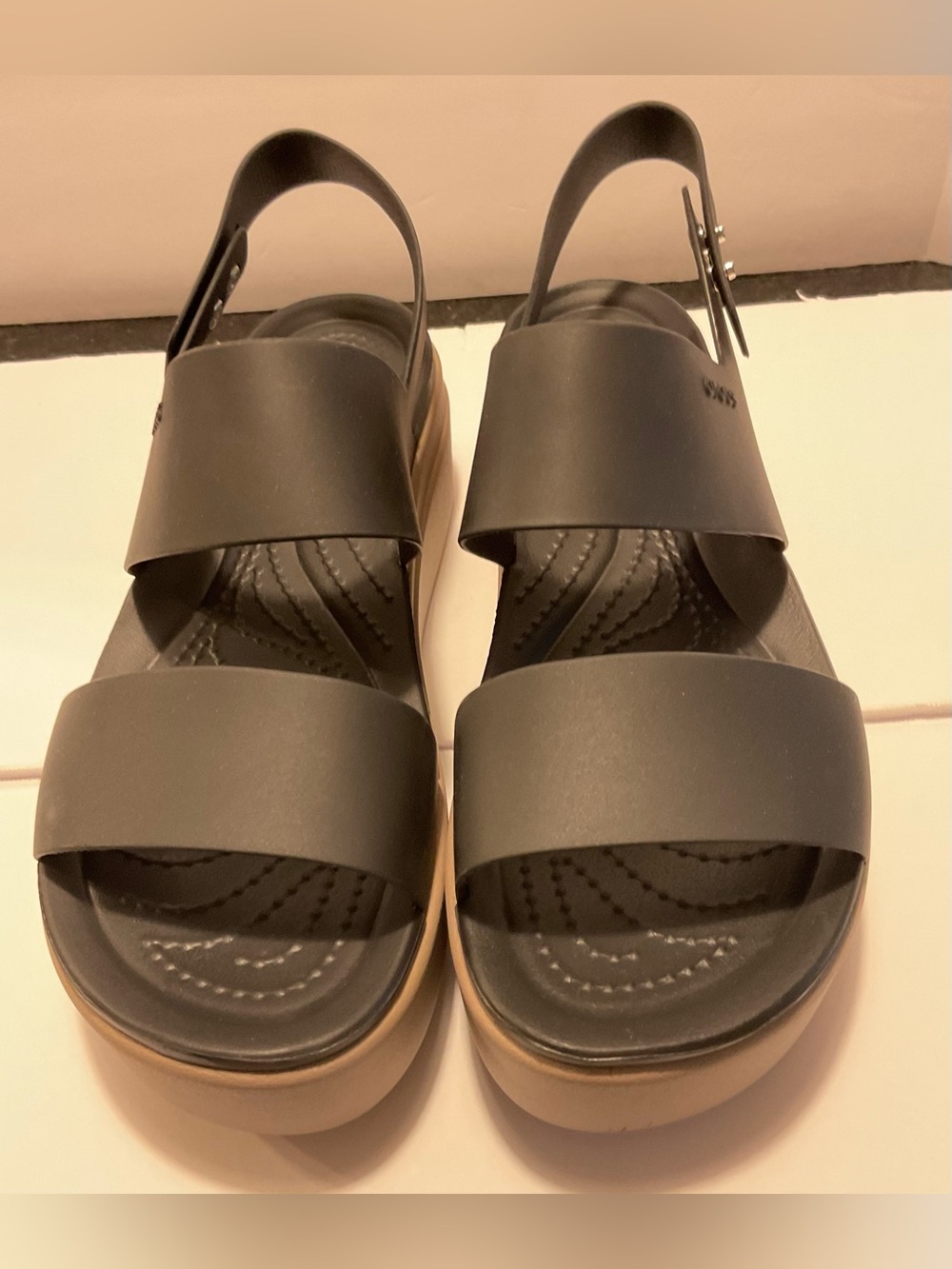 NWT - Crocs Brooklyn, Black Platform Wedge Sandals - Sz 8 - Picture 2 of 4